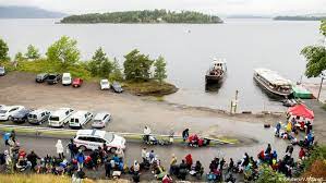 Utøya skänktes 1950 till arbeidernes ungdomsfylking (auf), det norska socialdemokratiska ungdomsförbundet, som varje år håller ett politiskt sommarläger där med aktiviteter, diskussioner och föredrag. Vier Jahre Danach Zuruck Auf Utoya Europa Dw 07 08 2015