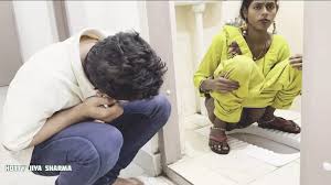 Shauchalay men mootne ke bad desi bhabhi ki parosi dvara jordar chudaee  vidiyo snkalan