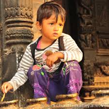 Erdbeben nepal„in den resten ihrer häuser suchen die menschen weiter nach verwandten. Nepals Menschen