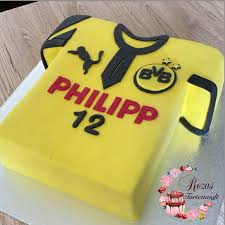 Kuchen mit fondant kuchen ohne backen kuchen rezepte bvb torte bier brot leckere gerichte kuchen backen leicht torten selber backen desserts zum backen creme für torten kuchen. Bvb Trikot Torte Zur Kommunion Rozas Tortenwelt Facebook
