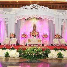 Dekorasi pernikahan yang elegan biasanya menggunakan banyak sekali hiasan dari bunga dan kaca. Kiriman Instagram Oleh Ninetynine Wedding 21 Nov 2016 Jam 12 09 Utc Wedding Stage Decorations Wedding Wedding Decorations