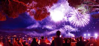 Le soir du 14 juillet, tout ce joli monde est parti au resto avec, comme objectif, l'admiration béate du feu d'artifice. Le Feu D Artifice Du 15 Aout A Porto Vecchio Hotel Le Goeland