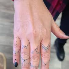 Did these super cute jewelry chain dots today, would love to do more work like this! #tattoos #handstattoos #fingertattoo #dotwork #jewelrytattoo #bookingsavailable