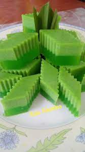 1 bungkus agar agar powder 7 sdm gula pasir 600 ml air 200 ml santan kental 1/4 sdt vanili 1/4 sdm pasta pandan. Resepi Agar Agar Santan Pandan Simple Syok Makan Masa Cuasa Panas Kitpramenulis