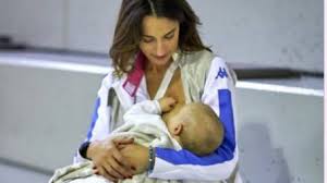 Da sempre vive e si allena nella cittadina marchigiana che ha dato i natali ad altre campionesse della scherma come giovanna trillini e valentina vezzali. Elisa Di Francisca Allatta Al Seno Il Figlio Mentre Si Allena Foto