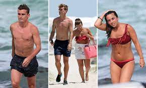 C'est là qu'elle rencontre celui qui va devenir l'homme de sa vie, le footballeur français antoine griezmann. Antoine Griezmann Relaxes On Holiday With Girlfriend Erika Choperena Antoine Griezmann Griezmann Atletico Madrid