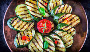 Quando le zucchine saranno pronte, sistematele su un vassoio senza sovrapporle, fatele raffreddare e poi sistemate il vassoio nel congelatore per circa venti minuti. Come Fare Le Zucchine Grigliate Il Trucco Che Non Conosci