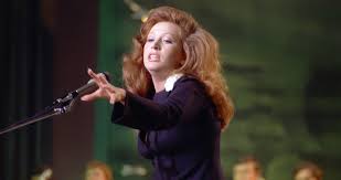 С последним из них она живет до сих пор. Uhodyashaya Epoha Pensionerka Zhena Galkina Kto Pugacheva Dlya Moskvichej Moskva 24 03 04 2019