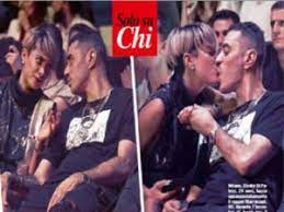 È del marzo 2019 la foto sulla rivista chi che immortala mahmood con il presunto fidanzato, lorenzo tobia marcucci, un ragazzo toscano che lavora nel campo della moda. Elodie E Marracash Stanno Insieme E Passione Tra I Due Cantanti