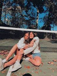 Why It S Important To Start Looking For Your College Roommate Asap Society19 Friend Photoshoot Friends Photography Cute Friend Pictures
