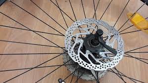 Le frein à disque est un système de freinage performant pour les véhicules munis de roues en contact avec le sol : Changer Les Plaquettes De Freins A Disque Sur Son Velo