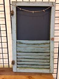 Vieux Volet Reconstruit Peinture Originale Pour Mettre Le Courrier Y Accrocher Des Photos Et Servant Aussi