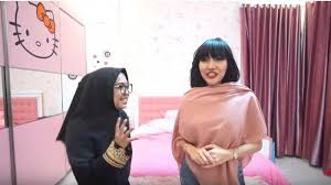 Potret cantik syahrini kembaran kaftan ramadan bareng sang adik. Video Detik Detik Lucinta Luna Teriak Kepalkan Tangan Di Depan Ria Ricis Saat Diminta Pakai Gamis Halaman All Surya