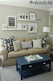 Grau Schwarzes Wohnzimmer Wie Das Regal Uber Dem Sofa Und Nicht Nur Ein Bild Ein Eine Fotoleisten Klebepistole Mad In 2020 Living Room Color Home Decor Decor