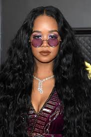 The 25 years old young american singer, rapper, and songwriter the doja cat has rocked in 2020 as she was the 4th most googled musician of 2020. The Grammys 2021 The Best Hair And Makeup Looks Photos Allure