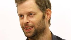 John Wray erzählt: Wer hinter „Er-der-lauert“ steckt, ist egal