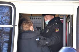Алексею навальному заменили условное наказание на реальный срок. Z0ujmnw14avrsm