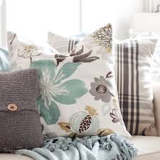 I am nowhere near an expert sewer, but i do have basic knowledge of how to operate a sewing machine and i make pillow covers all the time. Easy Diy Throw Pillow Covers Step By Step Tutorial