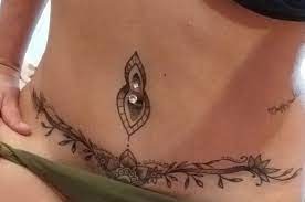 Los mejores tatuajes en la panza de las mujeres desnudas