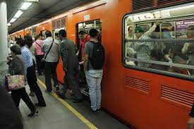 En la noche del lunes, una lamentable tragedia ocurrió en la ciudad de méxico. Los Accesos Del Metro Mas Concurridos De La Ciudad De Mexico