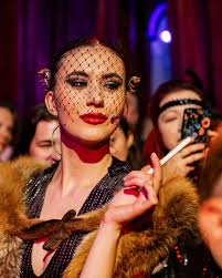 ✨ Lumea lui Gatsby continuă și în 2025! ✨ În culisele Palatului Bragadiru,  poveștile iau viață, iar magia petrecerilor legendare este mai vie ca  niciodată. 🥂 Vă așteptăm să descoperiți fiecare detaliu