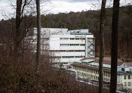 Currently, 400 biontech employees work in marburg, 200 of them in 24/7 shifts in order to maximize the production's output. Bilderstrecke Zu Corona Impfstoff Von Biontech Eine Milliarde Dosen Aus Marburg Bild 3 Von 3 Faz
