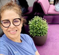 Learning from past experiences without being controlled by them