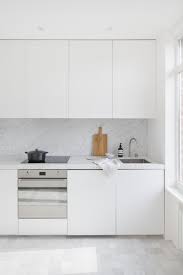 Find a comfy and quiet spot and get ready to feel completely inspired by this beautiful kitchen project. White And Black Kitchen Clean Kitchen Minimal Decor Kitchen Inspration White Kitchen Sim Home Decor Kitchen White Modern Kitchen Kitchen Design Color