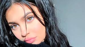 24 046 028 tykkäystä · 1 565 968 puhuu tästä. Kylie Jenner Gofundme Kylie Jenner Slammed For Asking Fans To Donate Money For Make Up Artist S Surgery Marca