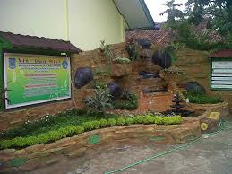 Keberadaan pintu tua di bagian tengah temboknya membuat kesan rustic vintage semakin kental. Rumah Idaman Desain Taman Sekolah