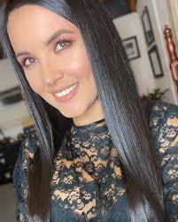 La Moda Sostenible comienza en casa. Mi blusa tiene probablemente mi misma  edad y es de mi mamá (yo la tomo prestada 😉) y le doy mi estilo. Recicla,  Dona y compra