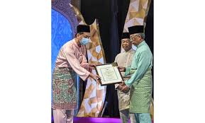 Selepas menerima gelaran tan sri beberapa hari yang lepas, ketua pengarah kesihatan malaysia, tan sri dr noor hisham abdullah sekali lagi mendapat pengiktirafan negara apabila dijulang menjadi tokoh maal hijrah 1442 peringkat kebangsaan. Health Dg Is This Year S Tokoh Maal Hijrah The Star