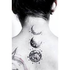 Luna gibosa creciente.una vez pasada la fase del cuarto creciente, la luna va tomando progresivamente, día tras día, una forma convexa por ambos lados en su parte luminosa, y va perdiendo ese lado recto que poseía durante la fase anterior (luna n.º 3). Pin By Santiago Lucin On Tattoo Body Art Tattoos Blackwork Tattoo Tattoos