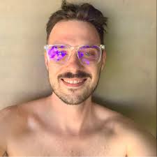 Any art tutors/ mentors here for adult tuition using acrylics? Need to  complete an existing project starting asap! Alternatively a creative space  to complete work over the next 3 weeks.