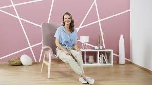 Streichen sie das muster beziehungsweise die kanten am klebeband mit der farbe ihrer wand vor. Kreative Wandgestaltung Mit Streifen Und Eva Brenner Youtube