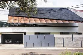 Model rumah minimalis biasanya menggunakan bentuk atap datar dari cor, sedangkan pada konsep tropis menggunakan bentuk atap miring seperti jenis atap. 20 Desain Rumah Atap Miring Minimalis Modern Industrial