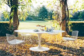 The tulip chair was designed by eero saarinen in 1955 and 1956 for the knoll company of new york city. Saarinen Tulip Outdoor Dining Table By Knoll Stylepark