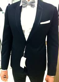 Il nostro stilista piacentino classe 1934 è uno dei più amati al mondo. Atelier Carol Abito Sposo Smoking Armani Blu Scuro Con Facebook