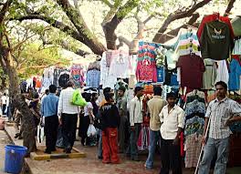 ફેશન સ્ટ્રીટ (fashion street) માં આગળ લાગતાં નાની મોટી લગભગ 448 દુકાનો બળીને ખાખ થઇ ગઇ હતી. 10 Best Street Shopping Places In India Travel O Food