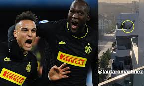 Lukaku court derrière lautaro ©maxppp. Romelu Lukaku Yells Across His Balcony To Lautaro Martinez As Duo Maintain Bond During Lockdown Daily Mail Online