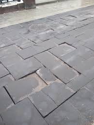 То есть даже официально собянинские чиновники признали, что ранее положенная плитка действительно неудобна для ходьбы. Skolko Zhivet Sobyaninskaya Plitka Ad V Centre Moskvy