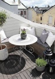 Nice Bank Mit Kissen Auf Dem Balkon Wohnung Balkon Dekoration Balkon Dekor Kleiner Balkon Design