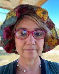 Con el sombrero de mi hermana Ingrid que me ha parecido absolutamente  sensacional !!! Yo quiero uno .