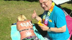 Da helfen nur noch eiswürfel und erfrischende bäder im pool. Gerd Ein Mann Ein Hitze Hoch Ein Grosser Spass Wetter Com