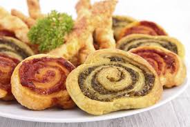 Une Pate Feuilletee Du Pesto Rouge Et Du Pesto Vert Et Voila Une Petite Recette Pleine De Gout Pour L Apero Recette Palmier Aperitif Alimentation