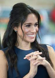 It's great for people with naturally curly hair like meghan, it takes the frizz out and makes it more manageable — she said it made a real difference (via byrdie). Meghan Markle Just Debuted A New Hairstyle And It S Very Big Meghan Markle Hair Hairstyle Meghan Markle Prince Harry