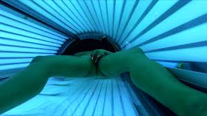 Nagie dziewczyna pieści się w solarium