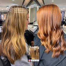 Katherine mcnamara haarfarbe kupfer, lange haare mit seitenscheitel, roter lippenstift und smokey eyes, roter mantel mit schwarzem gürtel. Trend Haarfarben Fur 2020 Zeige Diese Bilder Deinem Friseur