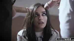 A jovem Emily Willis é uma puta louca que precisa de tratamento