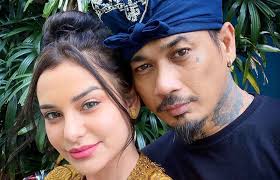 Jerinx menegaskan dirinya adalah manusia, bukan robot. Jerinx Wife Sid Whoever Wants To Separate Us Will Receive Karma